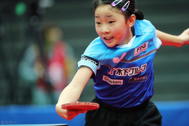 她们高度自 她们高度自